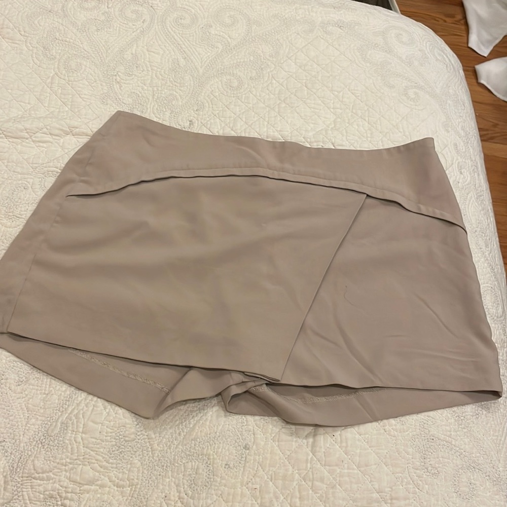 BCBG tan skort size large